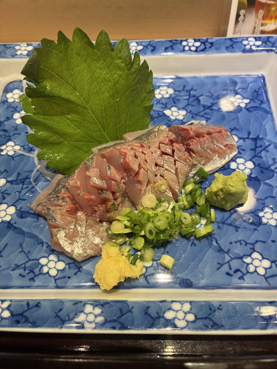 s_pt_runner's tweet photo. 日本酒の神亀純米(埼玉)とアジ刺し
今が旬のアジは口に入れた瞬間あぶらでとろけますね😁 https://t.co/MYT16hg3f6