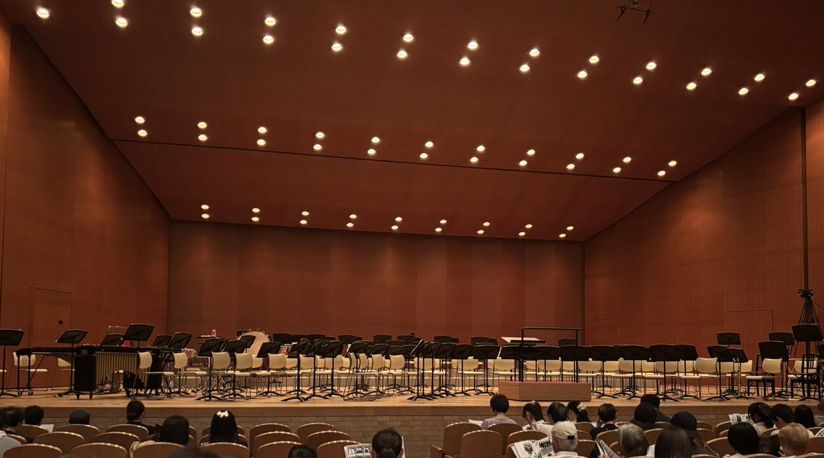 mk37371's tweet photo. 娘は来月、吹奏楽部のコンクール地区予選があり、きょうは学内のコンクールメンバーのオーディションでしたが、何とか合格することができました🎊
毎日朝早くに登校し、遅くまで部活を頑張った甲斐がありました㊗️
画像は、先週の定期演奏会の開演前のホール、満員御礼！😌 https://t.co/UCOoFoy9Os