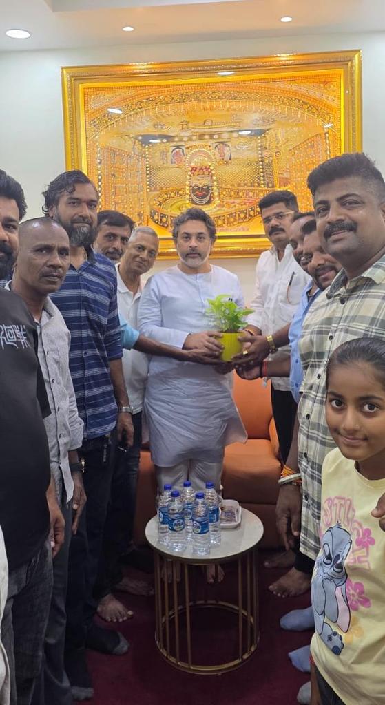 meNeeleshNRane's tweet photo. आज महाराजा ग्रुपच्या कार्यालयला भेट दिली, 
राणे साहेबांवर नितांत आदर आणि राणे कुटुंबाच्या प्रत्येक अडचणीच्या काळात साथ देणारे श्री संकेत बावकर आणि सहकारी यांची भेट घेतली. https://t.co/3reVtWbxcA