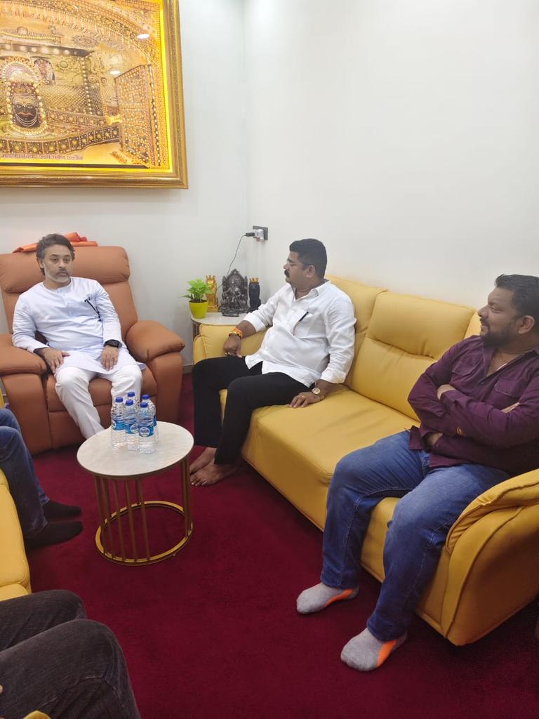 meNeeleshNRane's tweet photo. आज महाराजा ग्रुपच्या कार्यालयला भेट दिली, 
राणे साहेबांवर नितांत आदर आणि राणे कुटुंबाच्या प्रत्येक अडचणीच्या काळात साथ देणारे श्री संकेत बावकर आणि सहकारी यांची भेट घेतली. https://t.co/3reVtWbxcA