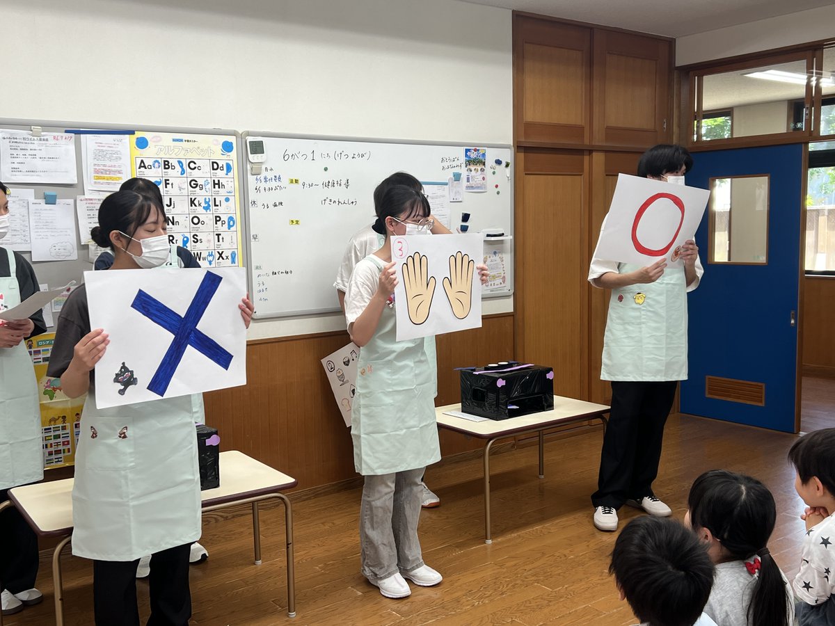 cisnursing's tweet photo. 保育園で子どもたちに手洗いについて健康教育をしてきました。みんな真剣に聞いてくれてありがとう。これからも手洗いを続けて元気遊ぼうね☺️#千葉科学大学＃看護学部＃看護実習 https://t.co/8cIVbLatTV