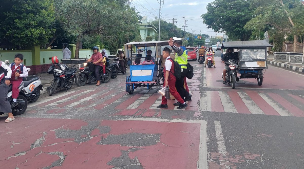 Humas_restinggi's tweet photo. Personel Satlantas Polres Tebing Tinggi melaksanakan kegiatan pelayanan masyarakat dengan membantu anak sekolah dan para orang tua menyeberang jalan di sejumlah titik rawan lalu lintas di wilayah Kota Tebing Tinggi. Kegiatan tersebut dilakukan guna memberikan rasa aman dan nyaman https://t.co/iVMwGXd5i3