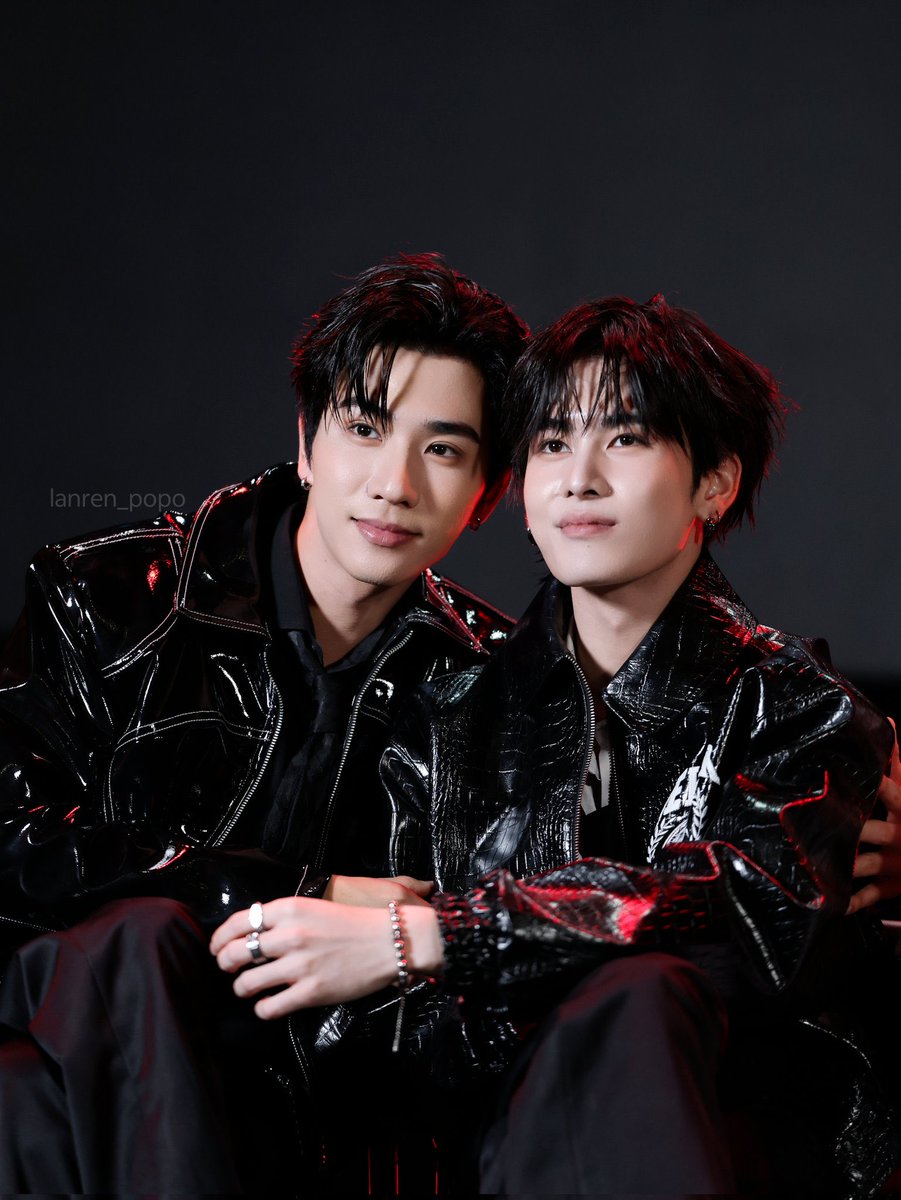MeiM17962009's tweet photo. พี่เพิร์ธจ่ายเบเน 1:1 เท่าไหร่คะ? ได้ทั้งใกล้ ได้ทั้งลูบผม ได้ทั้งทำท่าอุ๋ง แล้วก็กอดดดดด~

PERTHSANTA RETURNS OUT  

#PerthSantaTimeStopperInSG https://t.co/iQ8gZ2siIh