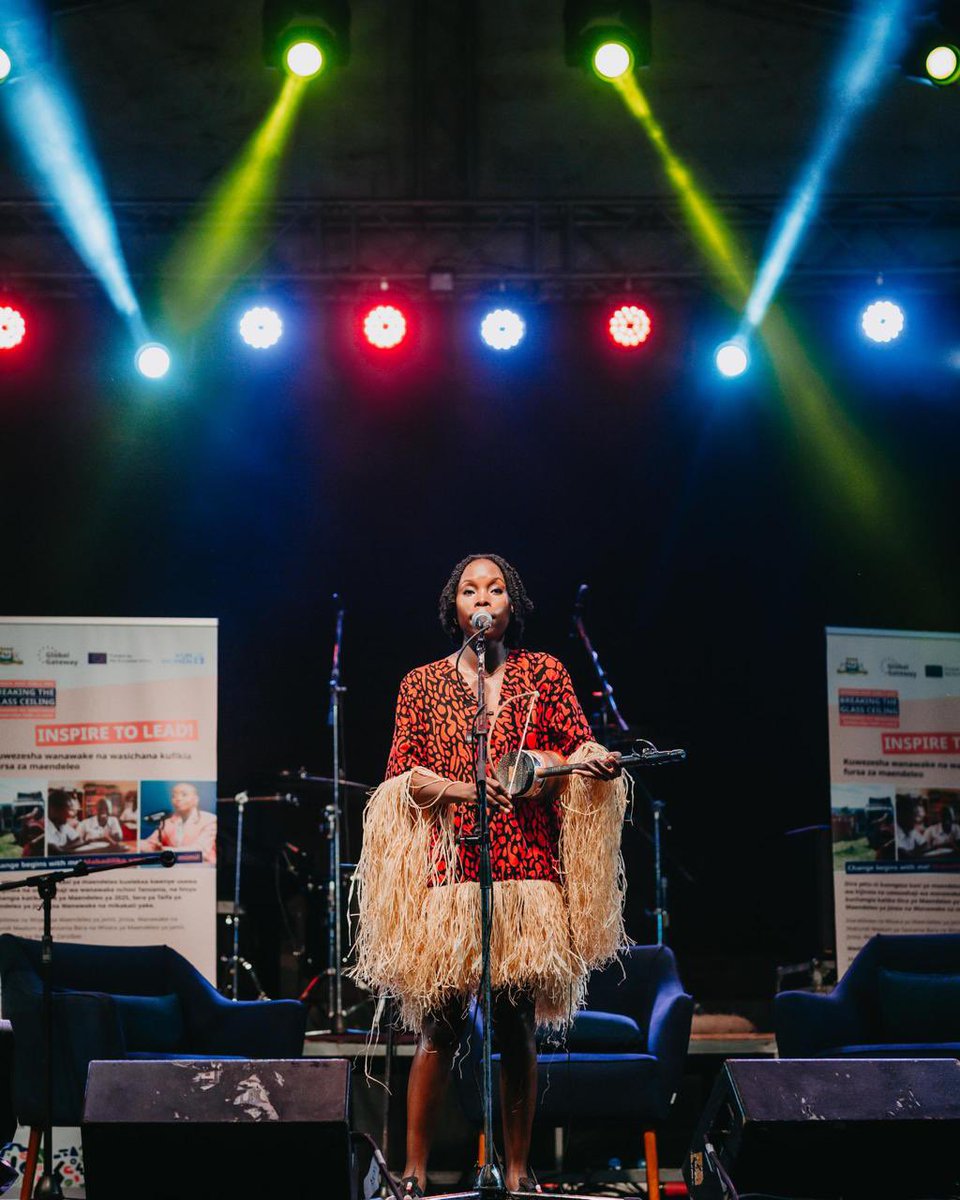 EUinTZ's tweet photo. Zanzibar, karibuni viwanja vya Sekondari Mpendae leo! 📍
 🕥 10:30 jioni 🎶 Muziki | 🎭 Maigizo | 📢 Elimu

Tumeungana na @sautizabusara, @jamiismz, na @unwomentanzania kutoa elimu kuhusu njia salama za kuripoti ukatili wa kijinsia. 🧕🏾🧡

#InspireToLeadTZ #TokomezaUkatili https://t.co/qSqsx6EzTz
