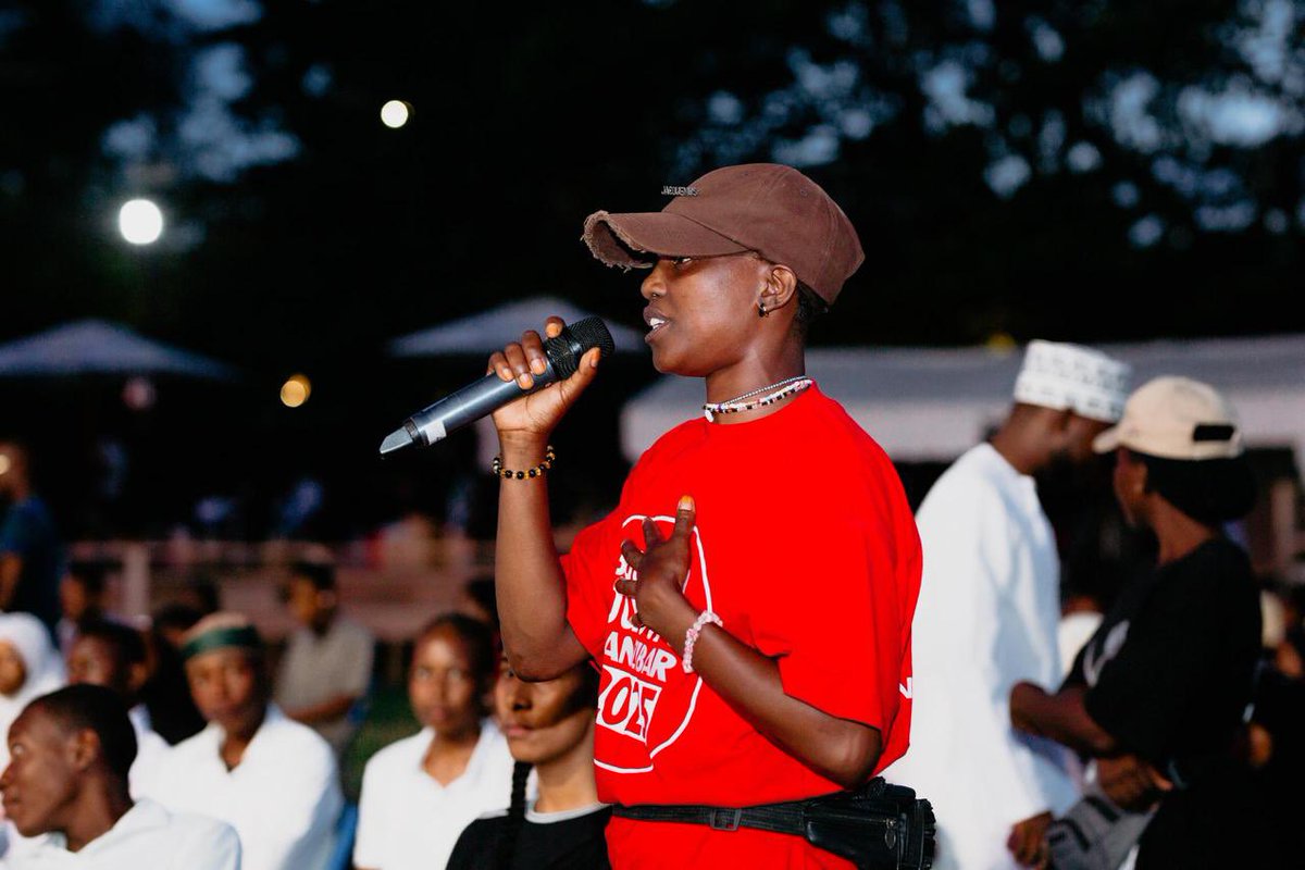 EUinTZ's tweet photo. Zanzibar, karibuni viwanja vya Sekondari Mpendae leo! 📍
 🕥 10:30 jioni 🎶 Muziki | 🎭 Maigizo | 📢 Elimu

Tumeungana na @sautizabusara, @jamiismz, na @unwomentanzania kutoa elimu kuhusu njia salama za kuripoti ukatili wa kijinsia. 🧕🏾🧡

#InspireToLeadTZ #TokomezaUkatili https://t.co/qSqsx6EzTz