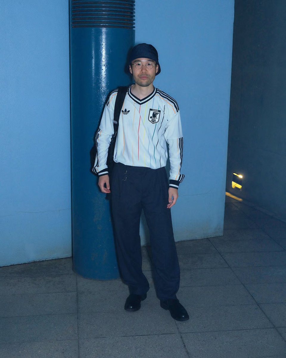 fashionsnap's tweet photo. W杯サッカー日本代表アウェイユニ、売り上げが前回大会の29倍に！ 

同デザインは、三つ葉の「トレフォイルロゴ」を30年ぶりに採用したことで大きな話題を呼んでいた。

日本代表はグループステージではホームユニフォームの着用を予定しているが、今後勝ち進めば、話題のアウェイユニフォームを身にまとって戦う選手陣の姿が見られるはずだ。