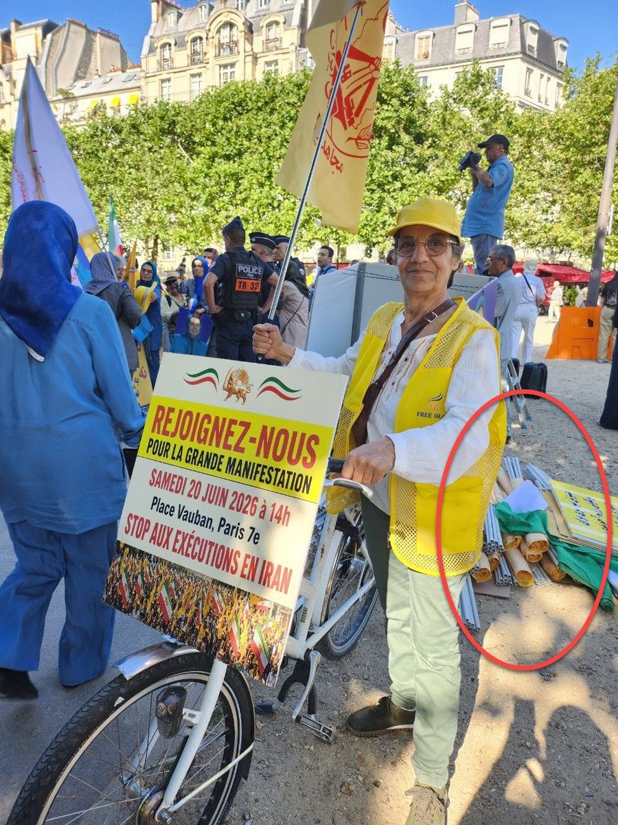 Pegah_shirazi's tweet photo. مجاهدین دو ماهه واسه تجمعشون تو پاریس مشغول تبلیغ هستن، دیشب پلیس پاریس گفته تجمع ممنوعه
 حالا امروز رفتن تو مکان برگزاری حتی به اندازه پرچم هاشون هم ادم نیومده و روی دستشون باد کرده😂 
تحصن کردن تا پلیس فرانسه رو مجبور کنن بهشون مجوز بده
اگر یهویی مجاهدی خودسوزی کرد تعجب نکنید https://t.co/ScmguJTItE