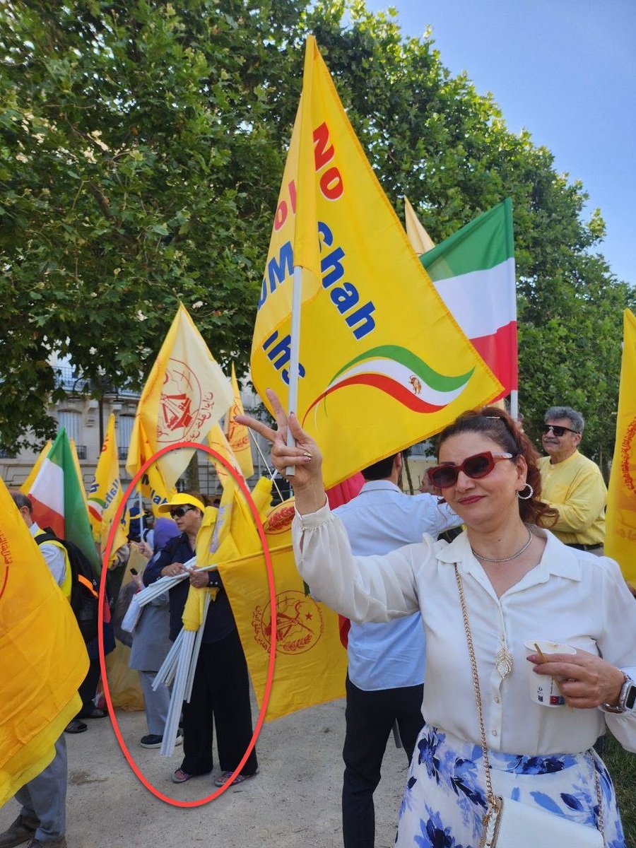 Pegah_shirazi's tweet photo. مجاهدین دو ماهه واسه تجمعشون تو پاریس مشغول تبلیغ هستن، دیشب پلیس پاریس گفته تجمع ممنوعه
 حالا امروز رفتن تو مکان برگزاری حتی به اندازه پرچم هاشون هم ادم نیومده و روی دستشون باد کرده😂 
تحصن کردن تا پلیس فرانسه رو مجبور کنن بهشون مجوز بده
اگر یهویی مجاهدی خودسوزی کرد تعجب نکنید https://t.co/ScmguJTItE