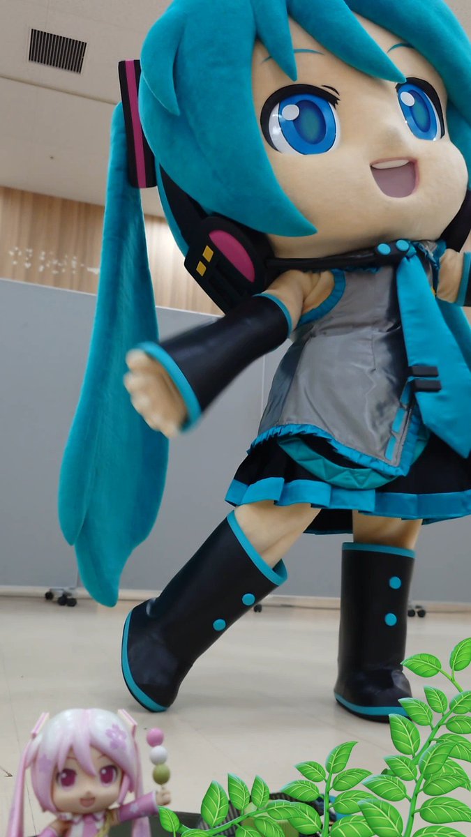 chumitaro's tweet photo. ミクダヨーさんに会いにきたヨー！ドレミファロンドを元気に踊ってくれました(⁠人⁠*⁠´⁠∀⁠｀⁠)⁠｡⁠*ﾟ⁠+かーわいー！
写真撮影のあとはびっくりドンキーで早めの夕食ダヨー！パイナップルのハンバーグすき(⁠*⁠´⁠ω⁠｀⁠*⁠) https://t.co/CcpGoke515