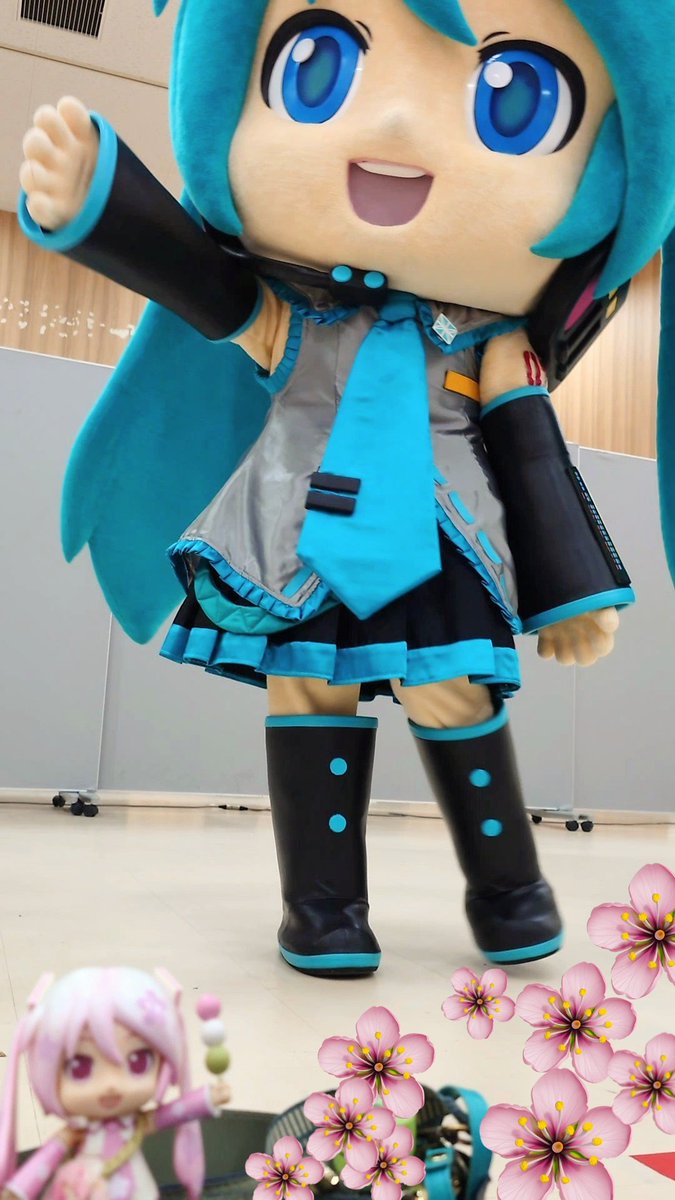chumitaro's tweet photo. ミクダヨーさんに会いにきたヨー！ドレミファロンドを元気に踊ってくれました(⁠人⁠*⁠´⁠∀⁠｀⁠)⁠｡⁠*ﾟ⁠+かーわいー！
写真撮影のあとはびっくりドンキーで早めの夕食ダヨー！パイナップルのハンバーグすき(⁠*⁠´⁠ω⁠｀⁠*⁠) https://t.co/CcpGoke515