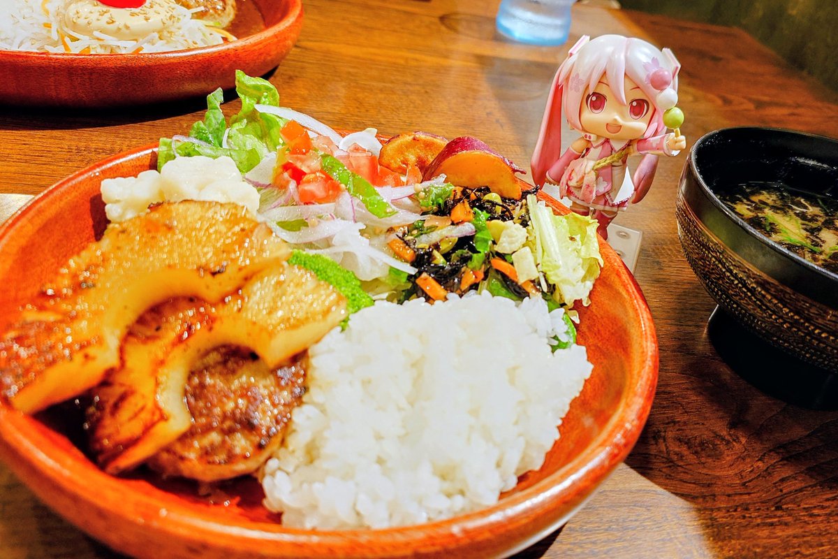 chumitaro's tweet photo. ミクダヨーさんに会いにきたヨー！ドレミファロンドを元気に踊ってくれました(⁠人⁠*⁠´⁠∀⁠｀⁠)⁠｡⁠*ﾟ⁠+かーわいー！
写真撮影のあとはびっくりドンキーで早めの夕食ダヨー！パイナップルのハンバーグすき(⁠*⁠´⁠ω⁠｀⁠*⁠) https://t.co/CcpGoke515