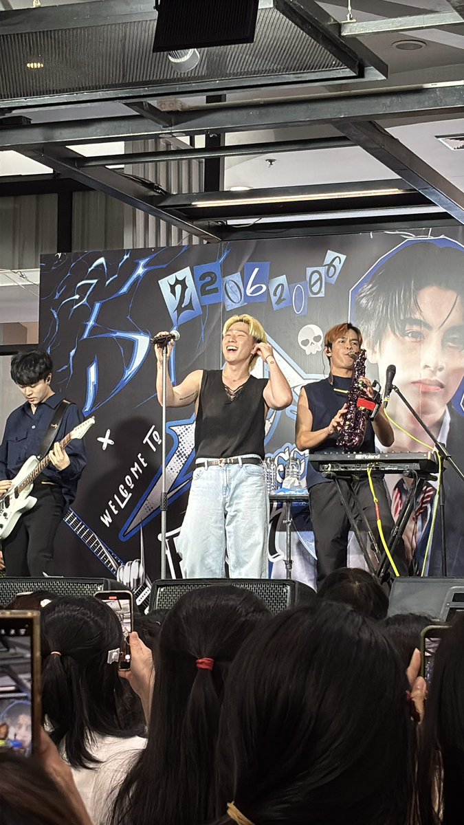 jcorne16's tweet photo. AA 20th BIRTHDAY PROJECT 🎸
˚𓈒 #AA20thStreetRockArea ♥︎、˚
With P’ @SlapkissO 💙😚✨ https://t.co/C6rdzoE87i