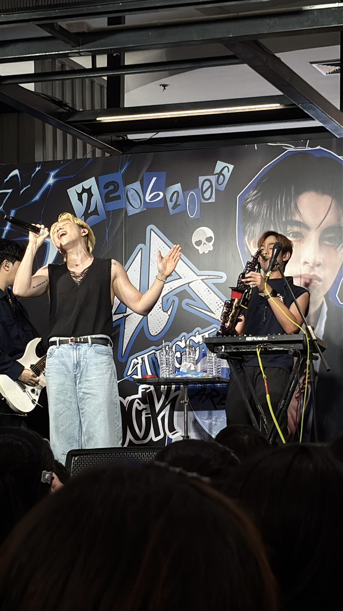 jcorne16's tweet photo. AA 20th BIRTHDAY PROJECT 🎸
˚𓈒 #AA20thStreetRockArea ♥︎、˚
With P’ @SlapkissO 💙😚✨ https://t.co/C6rdzoE87i