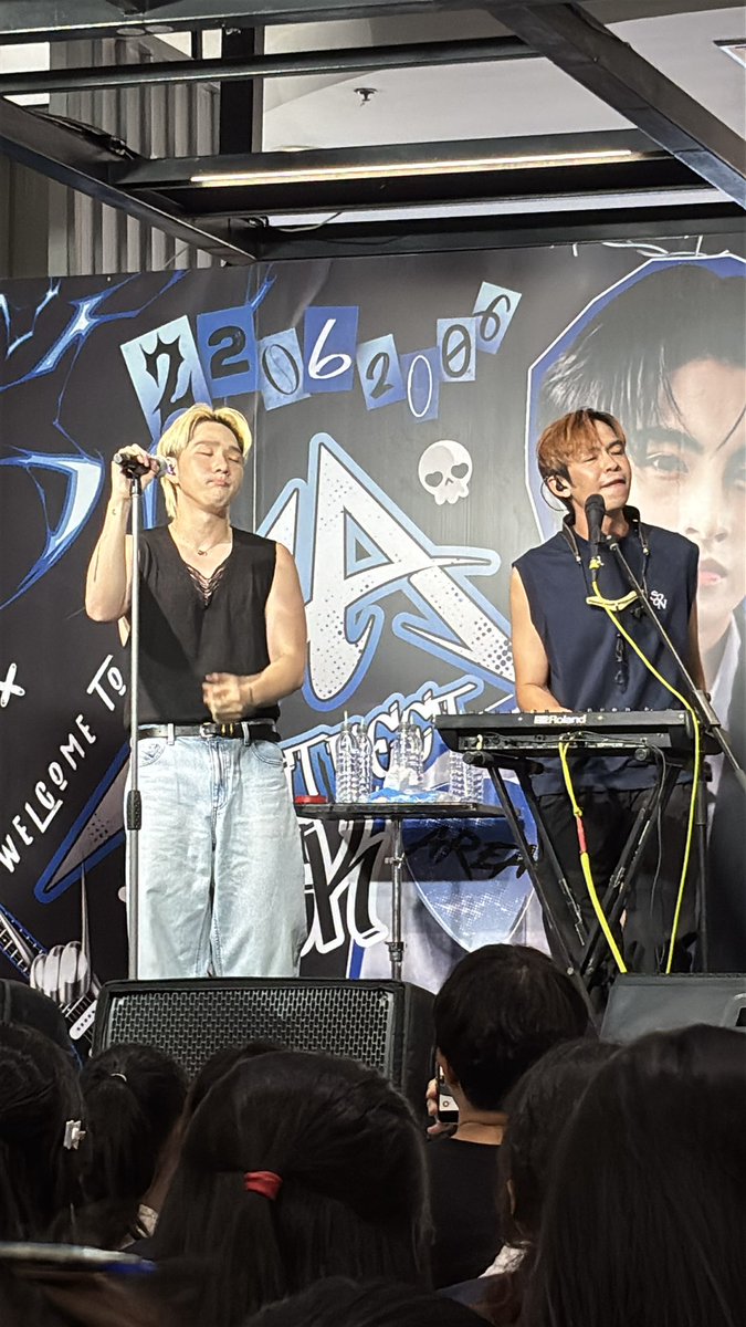 jcorne16's tweet photo. AA 20th BIRTHDAY PROJECT 🎸
˚𓈒 #AA20thStreetRockArea ♥︎、˚
With P’ @SlapkissO 💙😚✨ https://t.co/C6rdzoE87i