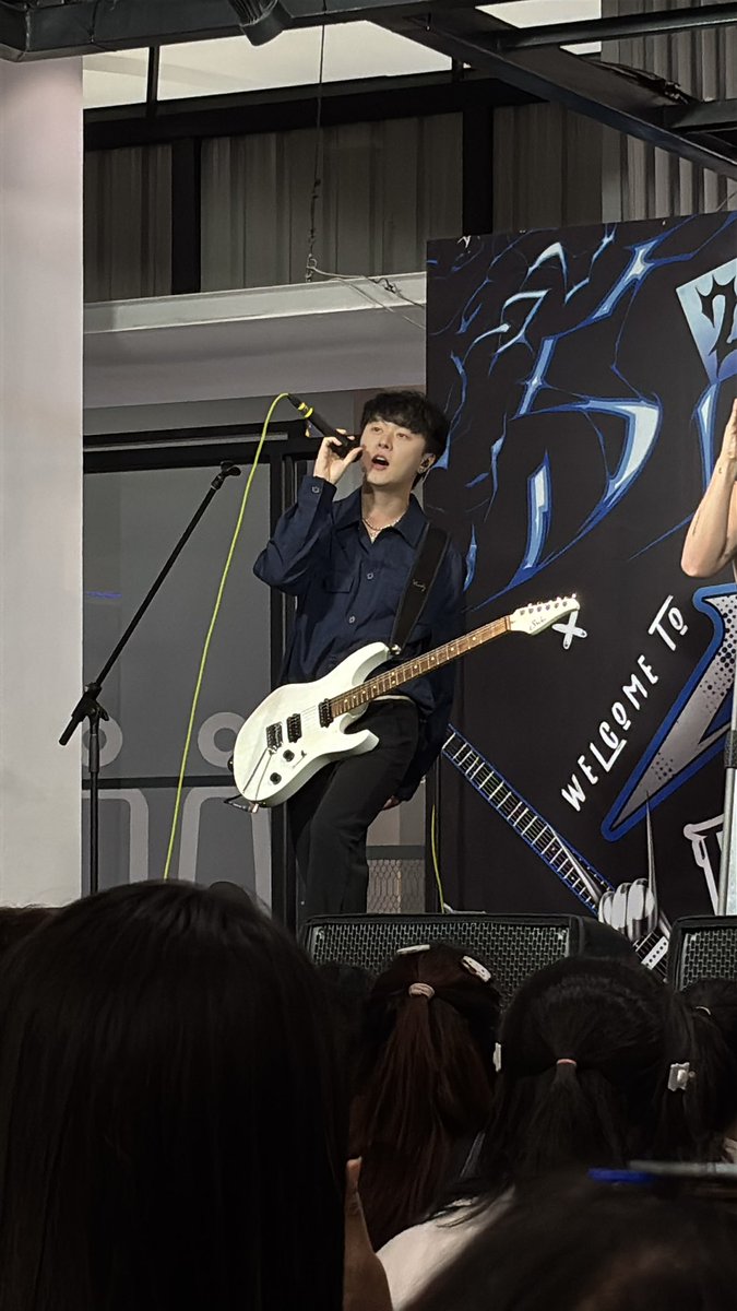 jcorne16's tweet photo. AA 20th BIRTHDAY PROJECT 🎸
˚𓈒 #AA20thStreetRockArea ♥︎、˚
With P’ @SlapkissO 💙😚✨ https://t.co/C6rdzoE87i