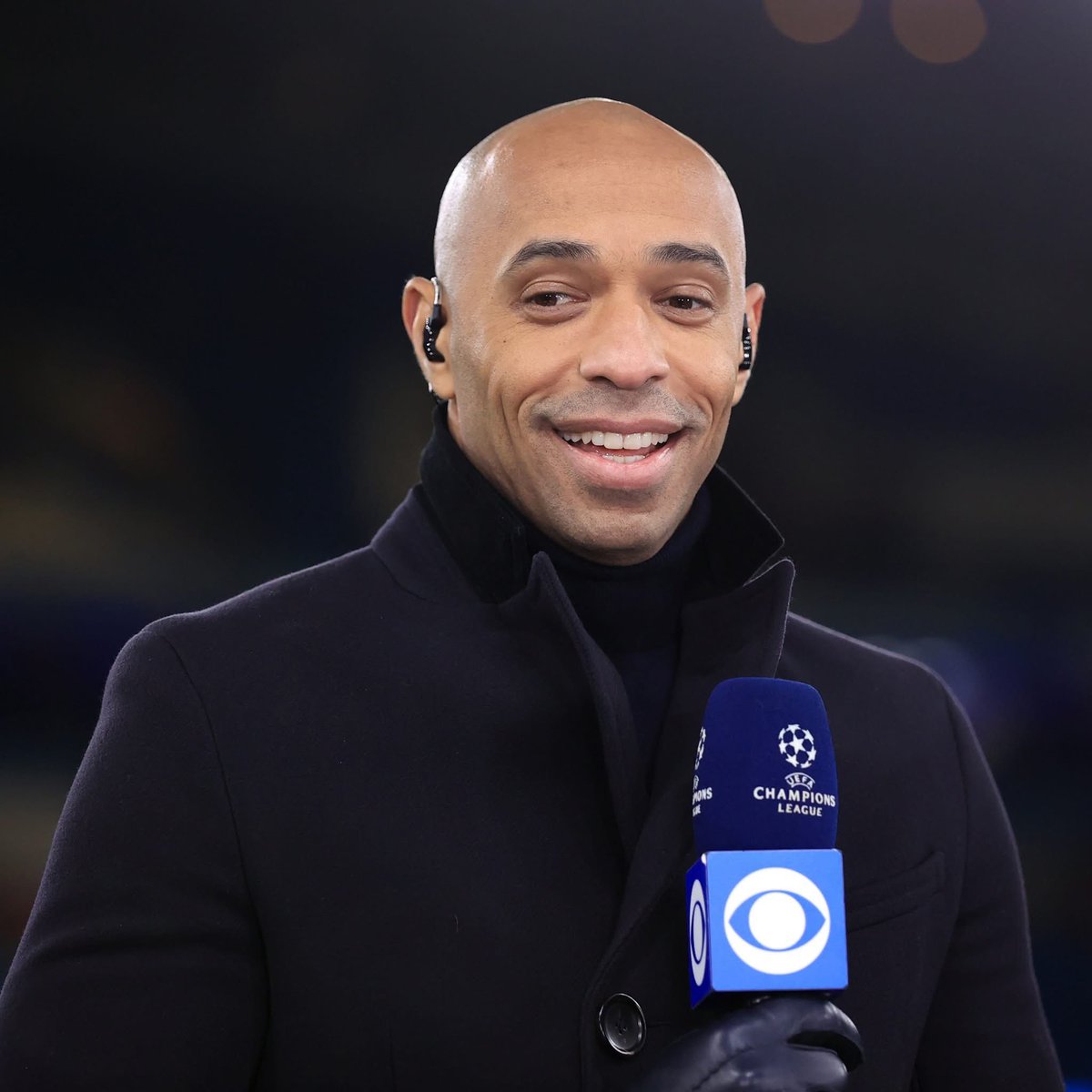 ActuCR7_'s tweet photo. 🚨 Thierry Henry 🇫🇷 fait son mea culpa sur Cristiano Ronaldo 🇵🇹 :

« 𝗖𝗥𝗜𝗦𝗧𝗜𝗔𝗡𝗢 𝗥𝗢𝗡𝗔𝗟𝗗𝗢 𝗡𝗘 𝗦𝗘𝗥𝗔 𝗝𝗔𝗠𝗔𝗜𝗦 𝗨𝗡 𝗣𝗥𝗢𝗕𝗟𝗘̀𝗠𝗘 𝗣𝗢𝗨𝗥 𝗨𝗡𝗘 𝗘́𝗤𝗨𝗜𝗣𝗘. 𝗜𝗟 𝗘𝗦𝗧 𝗨𝗡𝗘 𝗦𝗢𝗟𝗨𝗧𝗜𝗢𝗡. 🐐

La responsabilité du staff et de l’équipe est de le rendre encore plus efficace. »

🎙️ @FOXSoccer