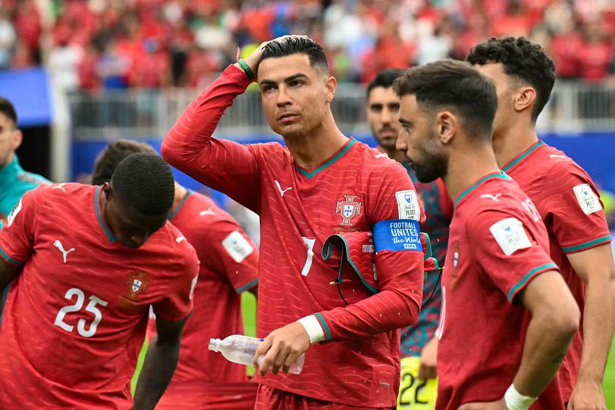 ActuCR7_'s tweet photo. 🚨 Thierry Henry 🇫🇷 fait son mea culpa sur Cristiano Ronaldo 🇵🇹 :

« 𝗖𝗥𝗜𝗦𝗧𝗜𝗔𝗡𝗢 𝗥𝗢𝗡𝗔𝗟𝗗𝗢 𝗡𝗘 𝗦𝗘𝗥𝗔 𝗝𝗔𝗠𝗔𝗜𝗦 𝗨𝗡 𝗣𝗥𝗢𝗕𝗟𝗘̀𝗠𝗘 𝗣𝗢𝗨𝗥 𝗨𝗡𝗘 𝗘́𝗤𝗨𝗜𝗣𝗘. 𝗜𝗟 𝗘𝗦𝗧 𝗨𝗡𝗘 𝗦𝗢𝗟𝗨𝗧𝗜𝗢𝗡. 🐐

La responsabilité du staff et de l’équipe est de le rendre encore plus efficace. »

🎙️ @FOXSoccer