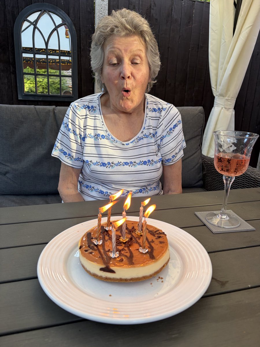 ___Lesley___H's tweet photo. Enjoying a delightful weekend away by the sea for Grandmas birthday 🏖️🥂🎉😎 https://t.co/qQZpbo60tA