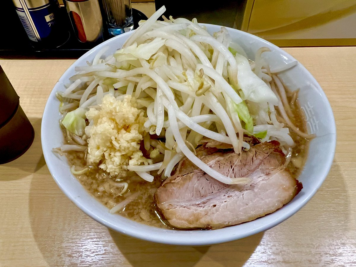 oyaman's tweet photo. 秋葉原に行くついでにらーめん影武者で
野菜マシニンニク背脂フツウ980円
前に女子高生かな？がひとり並んでました👩‍🎓

食べた後、雨が降り出して少し靴中浸水👞
BEEPに寄って基板イベントに顔を出して帰宅中です🚃 https://t.co/6Z1AXOiyhp
