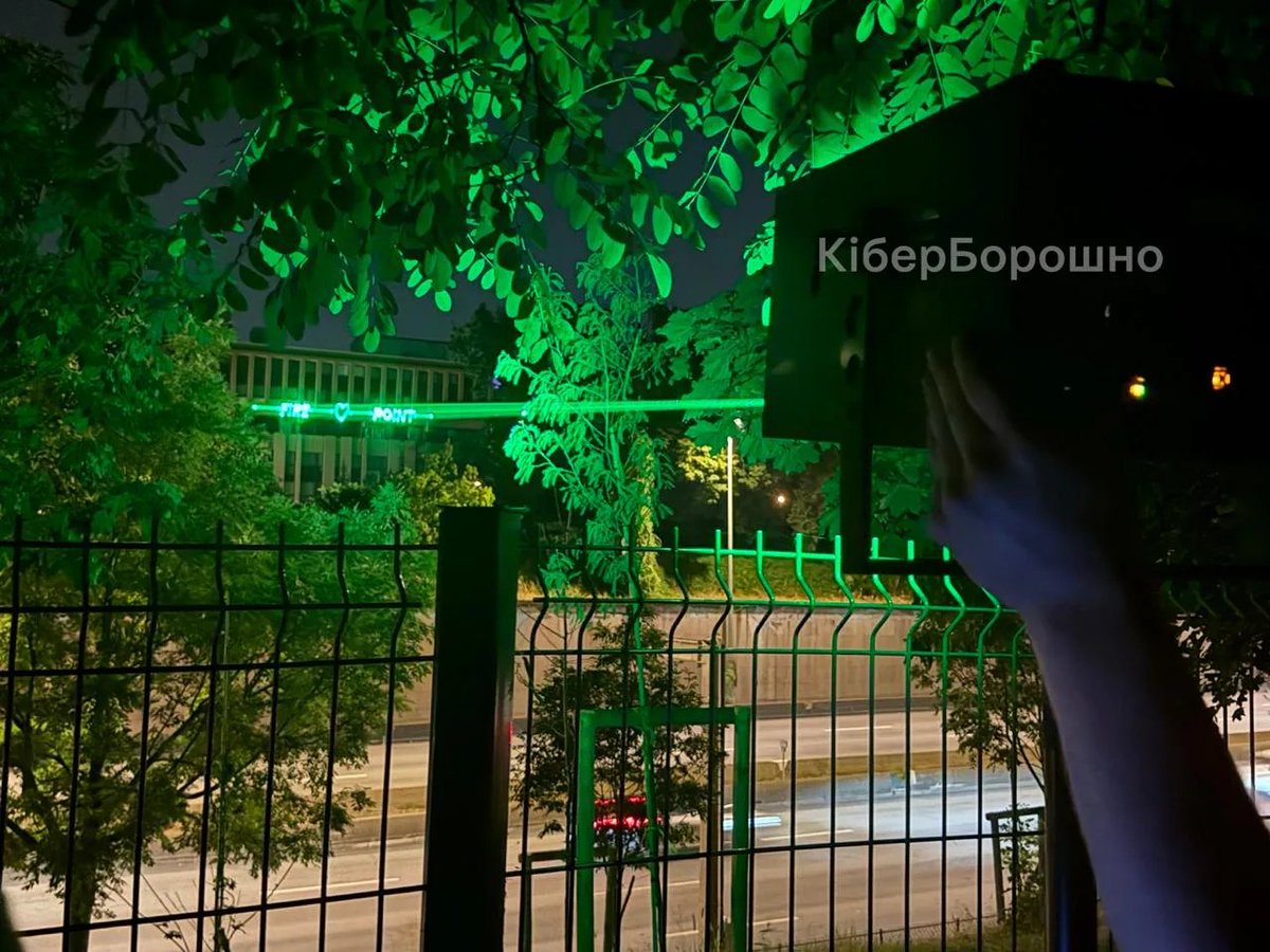 SergioCentaurus's tweet photo. 🇫🇷 On the nite of June 20, the inscription "Fire Point" accompanied by a green heart, mimicking the FP-2 drone's crosshair, was projected with a laser onto the building of the Russian Embassy in France. https://t.co/fqJgVgCnLW