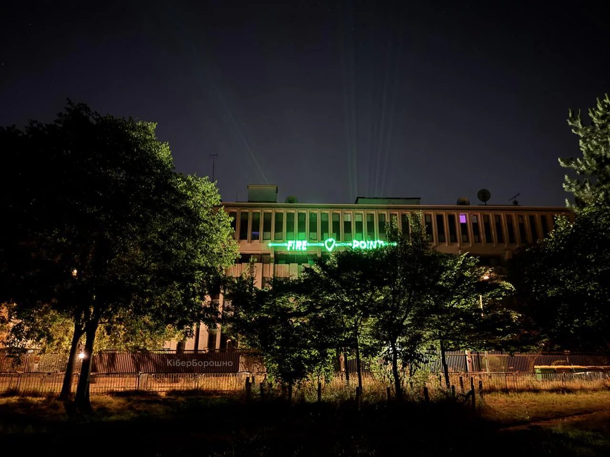 SergioCentaurus's tweet photo. 🇫🇷 On the nite of June 20, the inscription "Fire Point" accompanied by a green heart, mimicking the FP-2 drone's crosshair, was projected with a laser onto the building of the Russian Embassy in France. https://t.co/fqJgVgCnLW