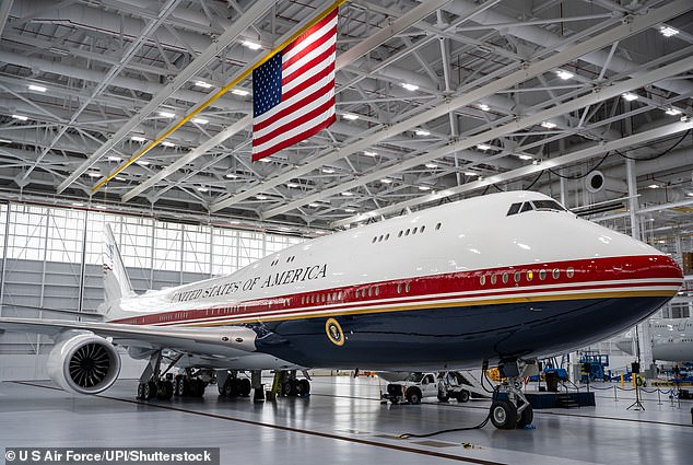 CerfiaFR's tweet photo. 🇺🇸✈️ FLASH | Donald Trump a dévoilé son nouvel Air Force One, un Boeing 747-8 offert par le Qatar et transformé pour un coût estimé à près de 400 millions de dollars.

Boiseries, fauteuils en cuir, touches dorées, salles de réunion et écrans géants : le président américain l'a présenté comme « l’avion le plus luxueux du monde ».