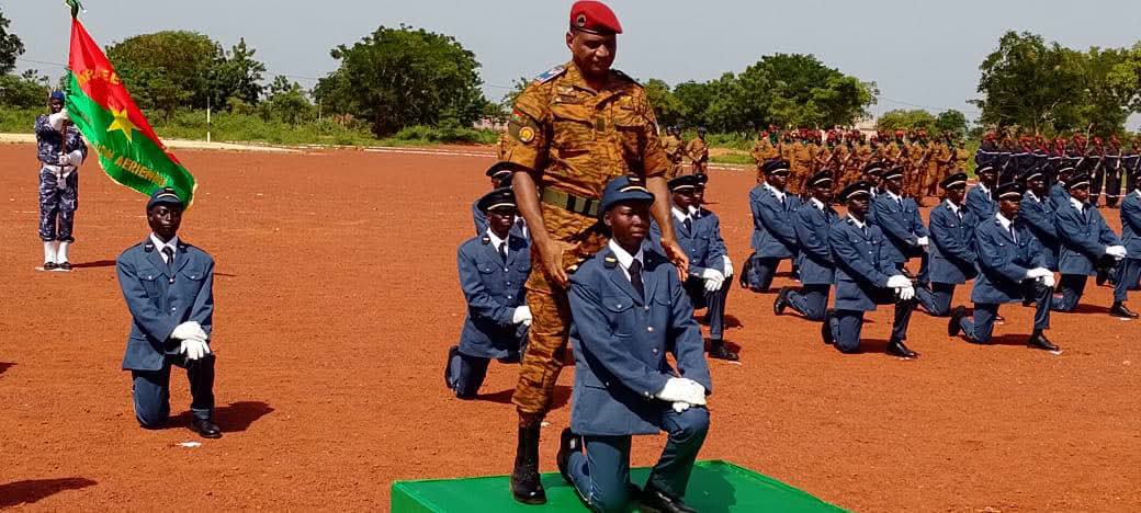 AzizHassoumi's tweet photo. 🇧🇫 Souveraineté : Pour la première fois de l’histoire, l’Armée de l’Air burkinabè forme 53 mécaniciens aéronautiques sur le territoire national 

L’Armée de l’Air burkinabè a franchi une étape majeure dans sa quête de souveraineté en procédant à la sortie officielle, le 19 juin 2026, de la première promotion de sous-officiers mécaniciens entièrement formés sur le territoire national. 

La cérémonie s’est déroulée le vendredi dans l’enceinte de la Base Aérienne 210 de Bobo-Dioulasso, en présence de plusieurs autorités militaires et civiles…

Cette première promotion est le fruit de la dynamique de renforcement de la souveraineté nationale impulsée par les plus hautes autorités du pays. 

Créée le 9 septembre 2024, l’École militaire des technologies aéronautiques (EMTA) a pour mission d’assurer la formation initiale et le perfectionnement des sous-officiers de l’Armée de l’Air