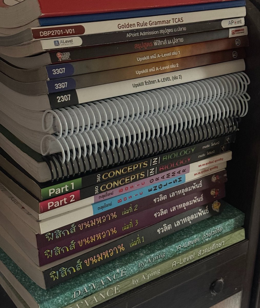 pipopunwan25's tweet photo. แจกหนังสือคับบ ทุกเล่มใหม่มาก ไม่มีรอยเขียน มีหนังสือคอร์ส upskill ฟิสิกส์เคมี ชีวะ คณิตของออนด้วยคับ แจกฟรี ออกค่าส่งเอง กรุงเทพ/สยาม นัดรับได้ค่า #หนังสือเตรียมสอบ #TCAS #dek70 https://t.co/hhIdFuNpLH