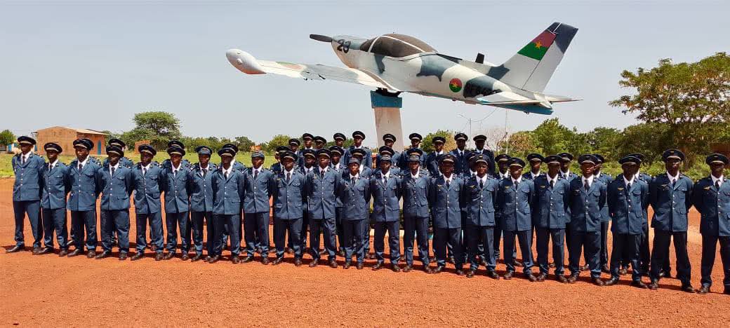 AzizHassoumi's tweet photo. 🇧🇫 Souveraineté : Pour la première fois de l’histoire, l’Armée de l’Air burkinabè forme 53 mécaniciens aéronautiques sur le territoire national 

L’Armée de l’Air burkinabè a franchi une étape majeure dans sa quête de souveraineté en procédant à la sortie officielle, le 19 juin 2026, de la première promotion de sous-officiers mécaniciens entièrement formés sur le territoire national. 

La cérémonie s’est déroulée le vendredi dans l’enceinte de la Base Aérienne 210 de Bobo-Dioulasso, en présence de plusieurs autorités militaires et civiles…

Cette première promotion est le fruit de la dynamique de renforcement de la souveraineté nationale impulsée par les plus hautes autorités du pays. 

Créée le 9 septembre 2024, l’École militaire des technologies aéronautiques (EMTA) a pour mission d’assurer la formation initiale et le perfectionnement des sous-officiers de l’Armée de l’Air