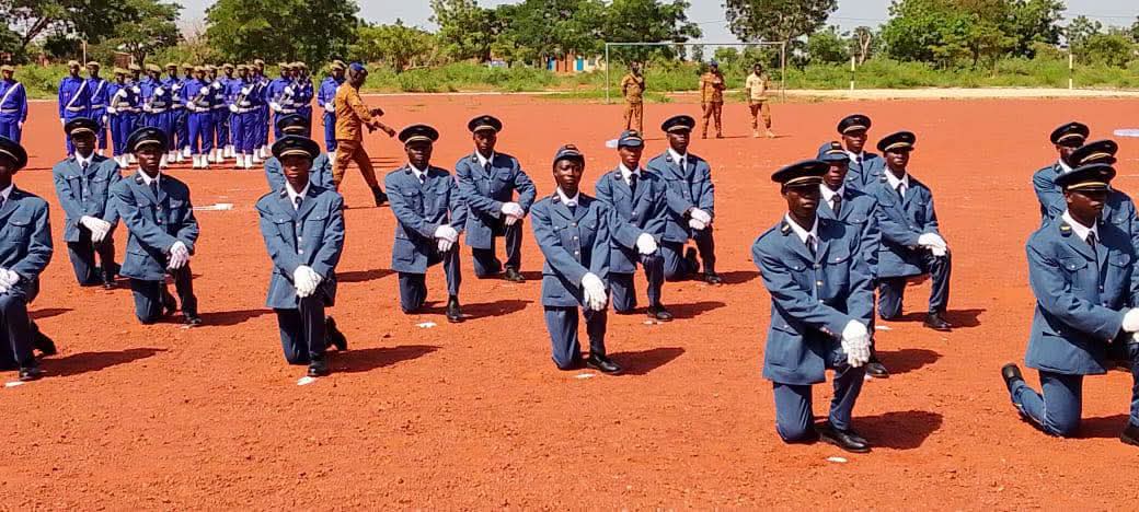 AzizHassoumi's tweet photo. 🇧🇫 Souveraineté : Pour la première fois de l’histoire, l’Armée de l’Air burkinabè forme 53 mécaniciens aéronautiques sur le territoire national 

L’Armée de l’Air burkinabè a franchi une étape majeure dans sa quête de souveraineté en procédant à la sortie officielle, le 19 juin 2026, de la première promotion de sous-officiers mécaniciens entièrement formés sur le territoire national. 

La cérémonie s’est déroulée le vendredi dans l’enceinte de la Base Aérienne 210 de Bobo-Dioulasso, en présence de plusieurs autorités militaires et civiles…

Cette première promotion est le fruit de la dynamique de renforcement de la souveraineté nationale impulsée par les plus hautes autorités du pays. 

Créée le 9 septembre 2024, l’École militaire des technologies aéronautiques (EMTA) a pour mission d’assurer la formation initiale et le perfectionnement des sous-officiers de l’Armée de l’Air