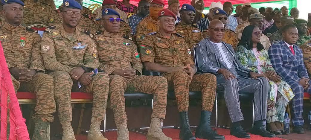 AzizHassoumi's tweet photo. 🇧🇫 Souveraineté : Pour la première fois de l’histoire, l’Armée de l’Air burkinabè forme 53 mécaniciens aéronautiques sur le territoire national 

L’Armée de l’Air burkinabè a franchi une étape majeure dans sa quête de souveraineté en procédant à la sortie officielle, le 19 juin 2026, de la première promotion de sous-officiers mécaniciens entièrement formés sur le territoire national. 

La cérémonie s’est déroulée le vendredi dans l’enceinte de la Base Aérienne 210 de Bobo-Dioulasso, en présence de plusieurs autorités militaires et civiles…

Cette première promotion est le fruit de la dynamique de renforcement de la souveraineté nationale impulsée par les plus hautes autorités du pays. 

Créée le 9 septembre 2024, l’École militaire des technologies aéronautiques (EMTA) a pour mission d’assurer la formation initiale et le perfectionnement des sous-officiers de l’Armée de l’Air