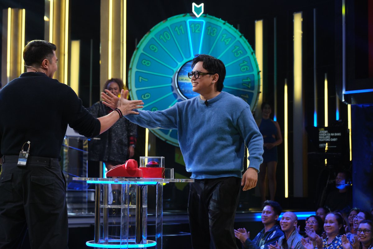 Kapamilya_DOND's tweet photo. Magtatago kaya ng swerte ang briefcase #12 ni Jeremy G? Alamin ngayong gabi sa #KapamilyaDealOrNoDeal! #KDONDJeremy 💼☎️ https://t.co/Hg2b4dngR5