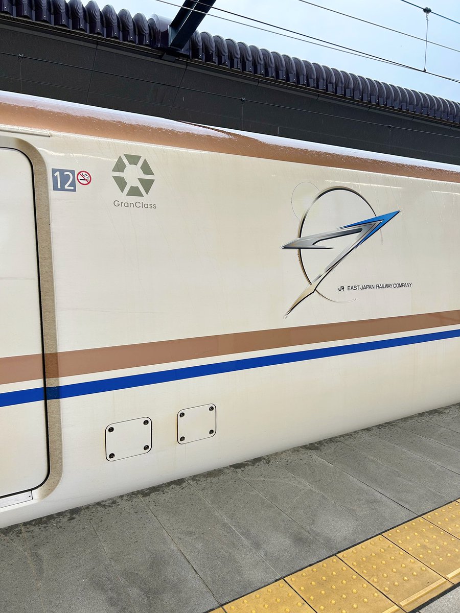 insmkn's tweet photo. 旅の締めはこれまた乗ってみたかったグランクラスに乗車。かがやきなのでちょっとしたおつまみも提供されます。和洋選べたので洋食にしました(๑´ㅂ`๑)大きな座席にすっぽり。空間の使い方も贅沢ですわ〜( *´ㅿ`)

#北陸新幹線 
#ダンボー https://t.co/buOOX6q0oP
