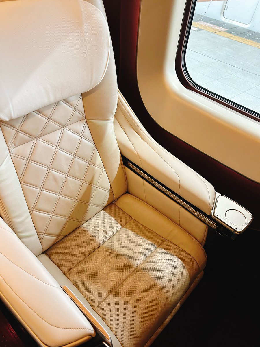 insmkn's tweet photo. 旅の締めはこれまた乗ってみたかったグランクラスに乗車。かがやきなのでちょっとしたおつまみも提供されます。和洋選べたので洋食にしました(๑´ㅂ`๑)大きな座席にすっぽり。空間の使い方も贅沢ですわ〜( *´ㅿ`)

#北陸新幹線 
#ダンボー https://t.co/buOOX6q0oP