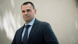 martin_caparros's tweet photo. Sigo muy extrañado de que los buenos medios españoles no nos cuenten quién es Alberto Sánchez Amador, sus orígenes, su formación, su vida anterior al pelotazo, sus ideas. Resulta un personaje decisivo y no sabemos nada de él.
¿No creen en la información o temen algo? https://t.co/QpkMGB5LNn