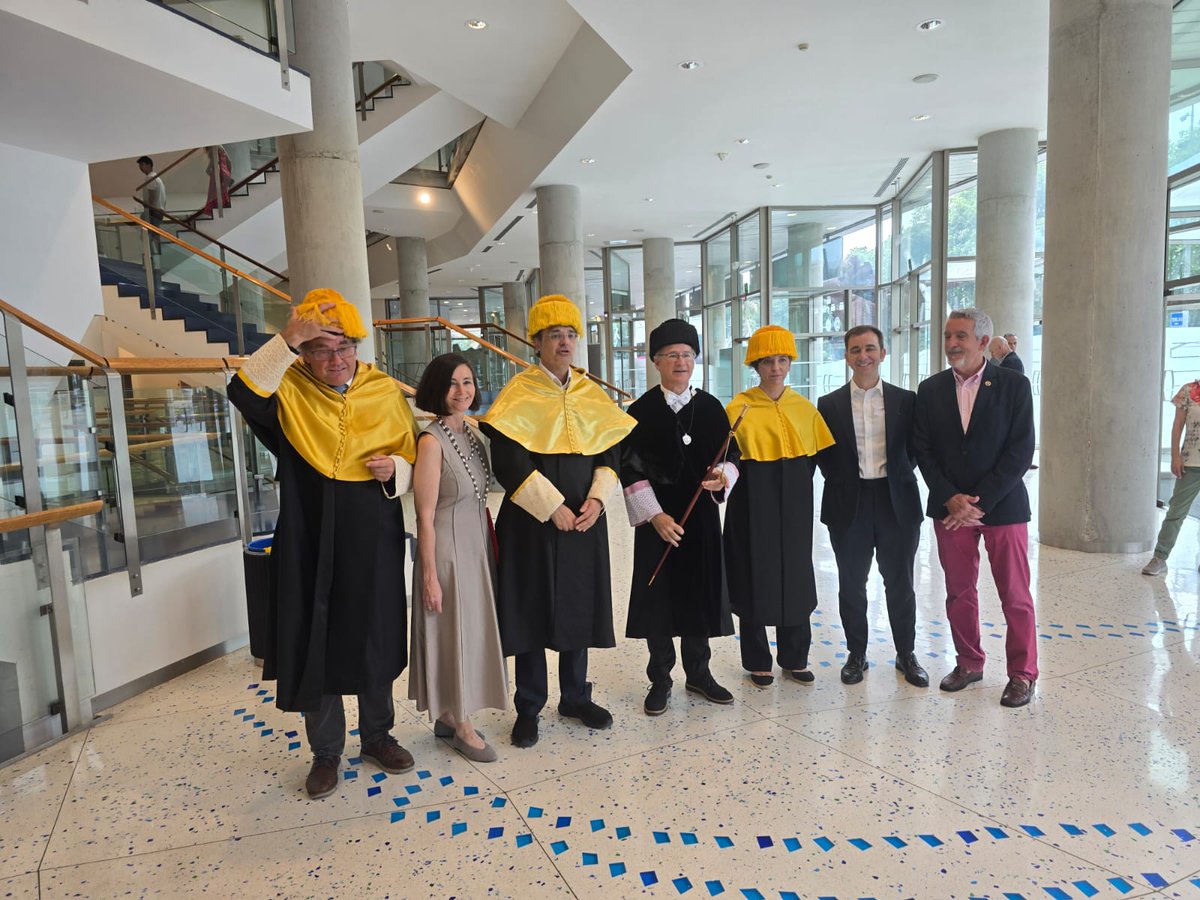 COFBizkaia's tweet photo. 🎓 El COFBi estuvo presente este viernes en la Ceremonia de Graduación 2026 de la Facultad de Medicina y Enfermería de la EHU, celebrada en el Palacio Euskalduna. Juan Uriarte acompañó a las nuevas generaciones de profesionales sanitarios.
Zorionak!
#COFBi #EHU https://t.co/G6uyn3DMhn