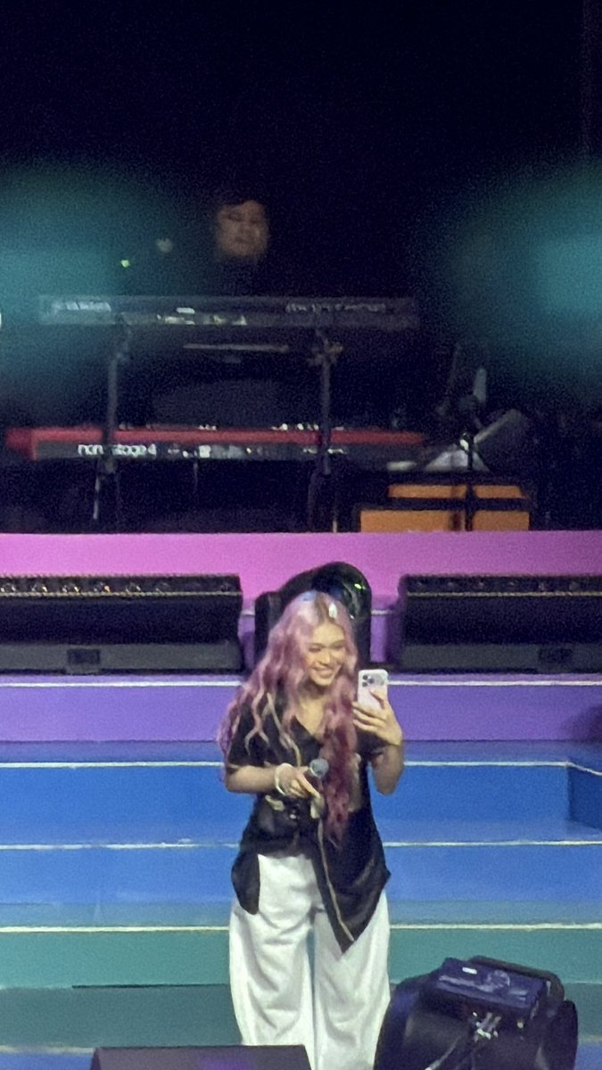stakjn's tweet photo. stacey na natutuwa kasi andaming stacey variant tonight 😭😭😭

BINI SIGNALS MOA KICKOFF
#BINI_SIGNAL_MANILAD1 #BINI_SIGNALS_WORLDTOUR_2026 https://t.co/1gysFeGPgB
