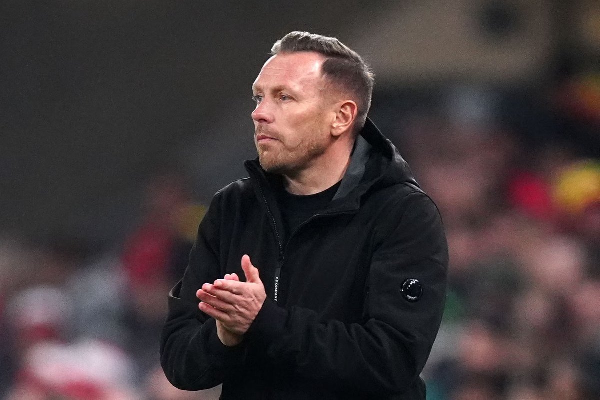 TheBurnleyWay's tweet photo. 🚨 𝗖𝗿𝗮𝗶𝗴 𝗕𝗲𝗹𝗹𝗮𝗺𝘆 → 𝗕𝘂𝗿𝗻𝗹𝗲𝘆

Craig Bellamy is now open to becoming Burnley's next manager and is set to change representation ahead of a move.

The Welshman is expected to return to Turf Moor, where he previously worked under Vincent Kompany.

(via Alan Nixon) #TwitterClarets