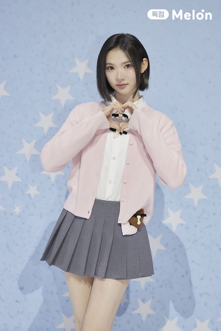babybIuey's tweet photo. ㅤㅤㅤ
"Seperti angin yang bebas berpetualang, aku akan membawa semangat ke dalam harimu. Halo semuanya, aku Hearts2Earth Leader, Megumi!" Ujarnya, lantas mempersilahkan @sheiIadara untuk memperkenalkan diri. 
ㅤㅤㅤ https://t.co/MxJGEiEi9J
