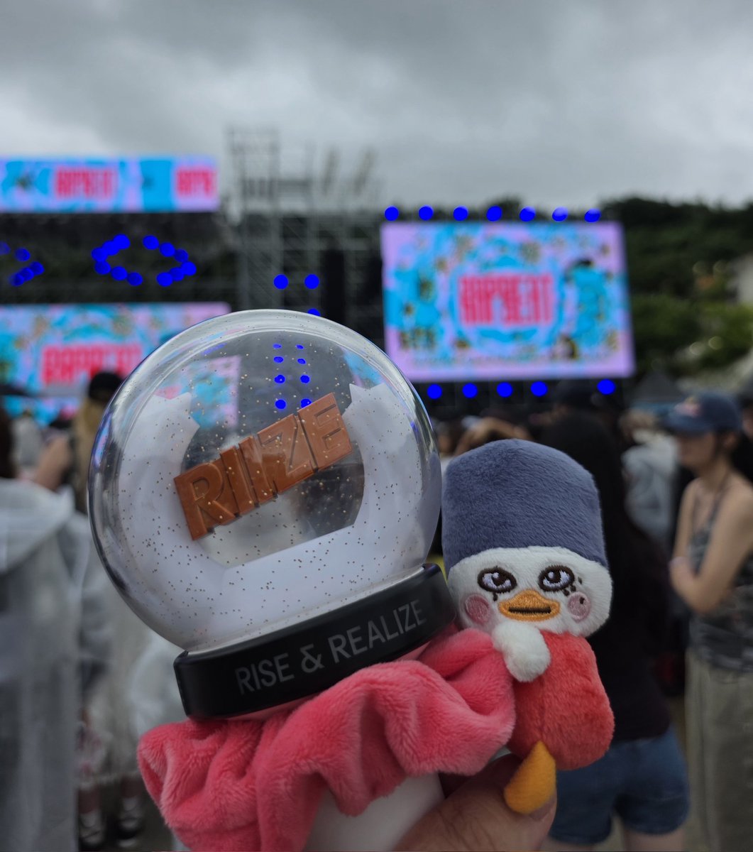 kami0803's tweet photo. 雨だったけど…☔
レインコートで汗びしょびしょだったけど…💦
めっちゃ楽しかった！
新曲も聴けたし～🎶
#RIIZE #RAPBEAT https://t.co/oMhPgNaBKw