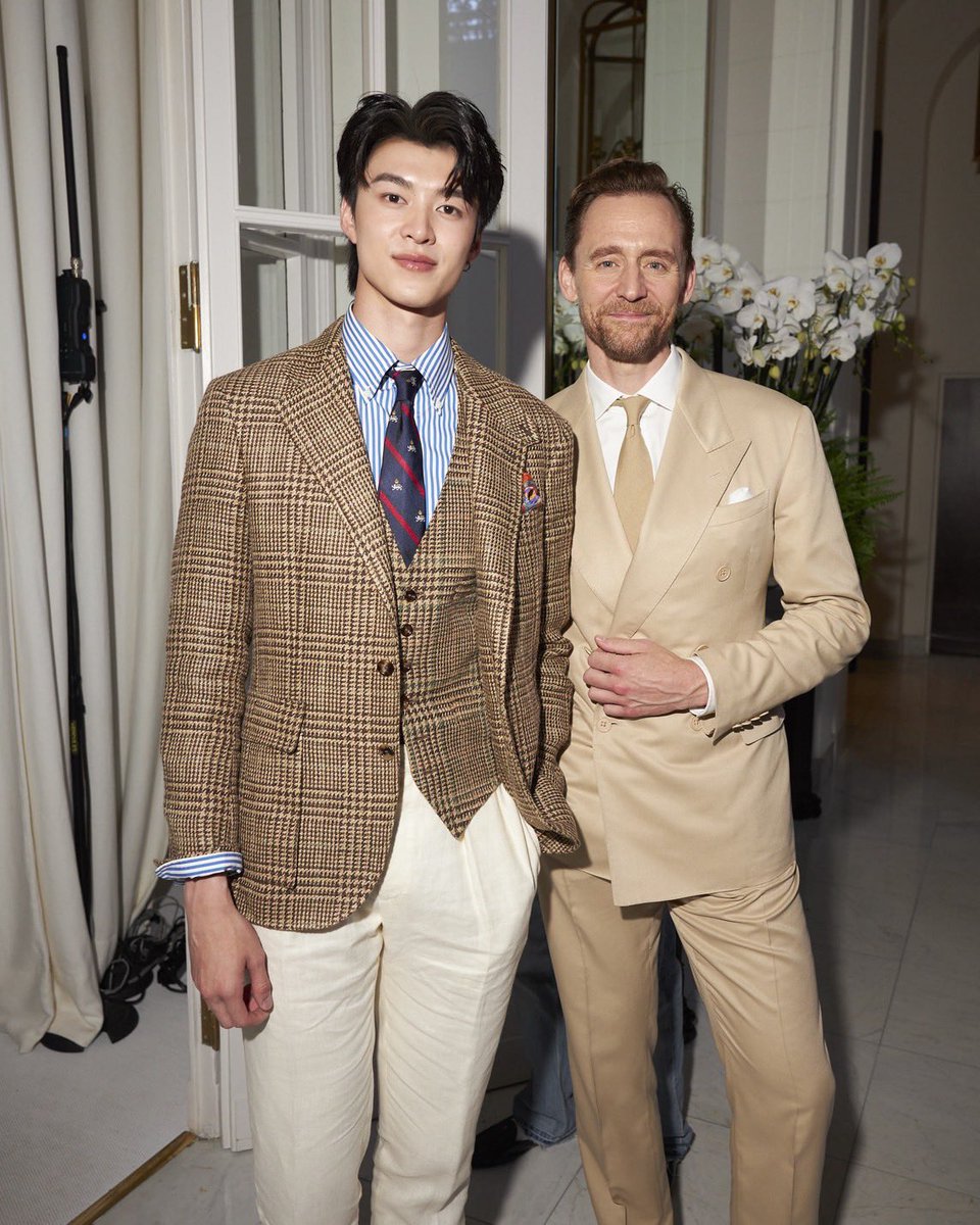 mintmag_th's tweet photo. ส่งภาพหล่อของหนุ่ม #มีนนิชคุณ แขกของแบรนด์ ร่วมเฟรมกับ ‘Tom Hiddleston’ นักแสดงชื่อดัง ภายในงาน Ralph Lauren Purple Label & Polo Ralph Lauren Spring 2027 Collections ที่จัดขึ้นเมื่อวานที่ผ่านมา ณ Palazzo Ralph Lauren, มิลาน 💚

#RalphLaurenSP27xMEEN
#Meennicha8 
#RalphLaurenSpring27
#PoloRalphLauren
#RLPurpleLabel
#RalphLauren
#MintMagTH