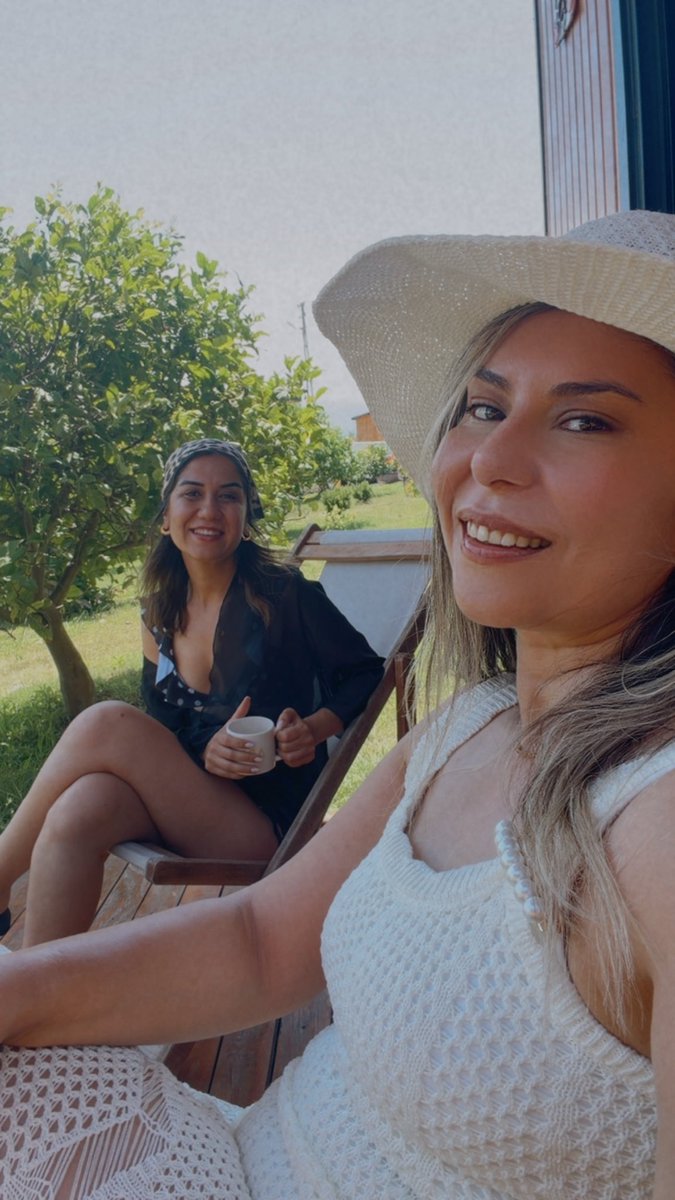 Ozbksdda's tweet photo. Sporsonlarınızı paylaşamadığınız bungalov tatilinizde bizim kapı gibi birbirimizi paylaşabildiğimiz bungalov tatili .
Kız neşesi her zaman kazanır .🌞 https://t.co/tBLJ8lx0VD