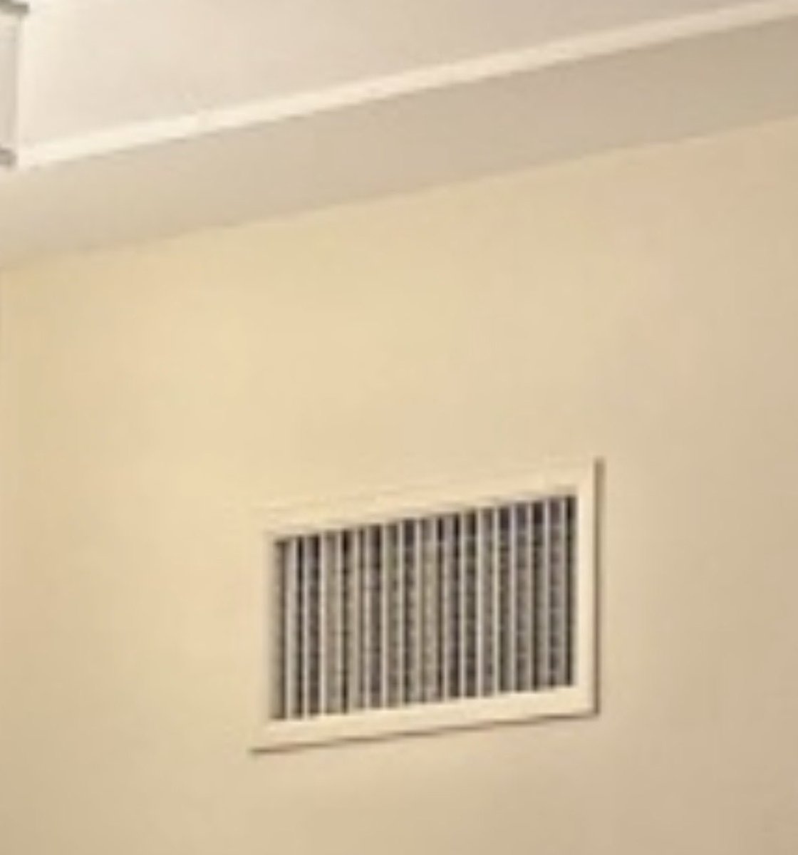JFaerber's tweet photo. Farce en 2 temps :

le grand délice de ces cellules de crise ministérielles sur la canicule notamment dans l’Éducation nationale consiste à expliquer depuis une salle climatisée pourquoi la clim dans les écoles n’est pas la solution. https://t.co/mI7SG1lQuV