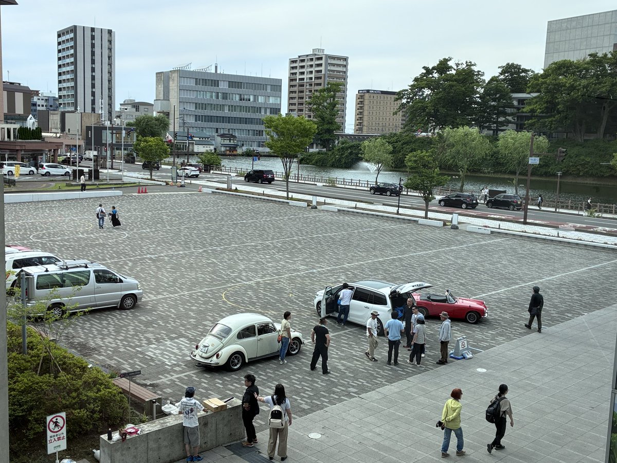 AOCC2006's tweet photo. いよいよ明日！

本日は会場準備を行いました。

あいにくの雨予報ではありますが、第18回秋田オールドカーミーティングは予定どおり開催いたします。

ご来場の皆様は足元にお気を付けてお越しください。
明日、エリアなかいちでお待ちしております。

#秋田オールドカーミーティング
#エリアなかいち https://t.co/eNof8YlBA0