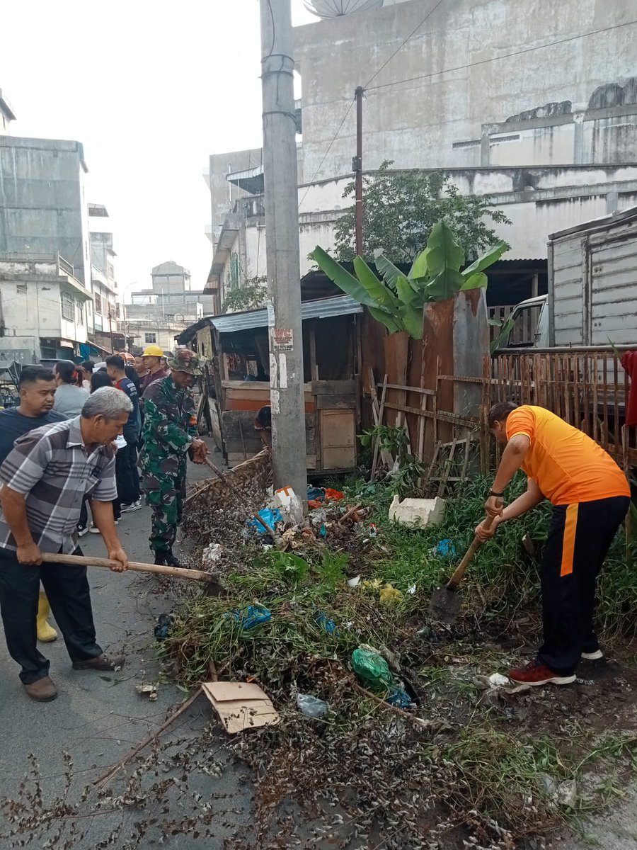 Humas_restinggi's tweet photo. Personel Polsek Rambutan Polres Tebing Tinggi yang di pimpin oleh Ipda Suriyanto bersama dari pihak Kecamatan dan Kelurahan Badak Berjuang melaksanakan kegiatan Gotong Royong di Jalan Har.Syihab Kelurahan Badak Bejuang, Jumat (19/6/2026). https://t.co/Ihhrd8SW4m
