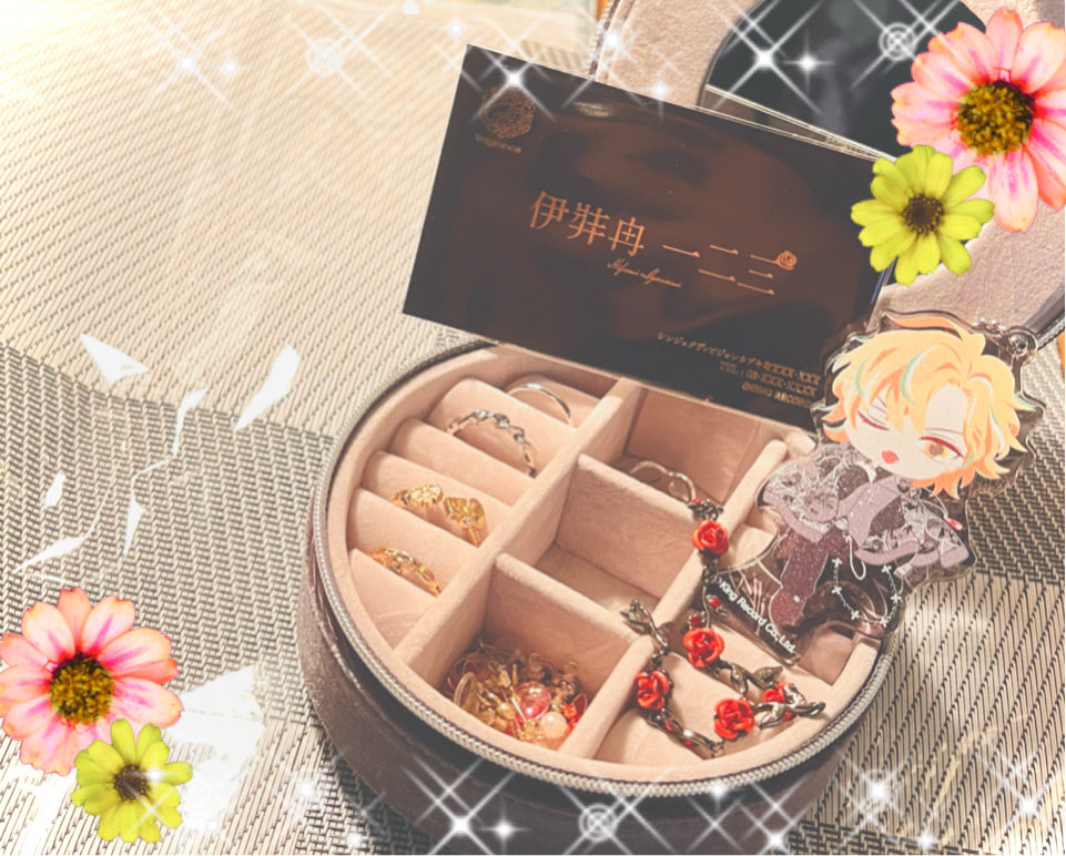 SakuraMchoco's tweet photo. バースデーグッズ届きました🥂🌹
アクセ結構好きなので活用します！ https://t.co/iofMWriFbY