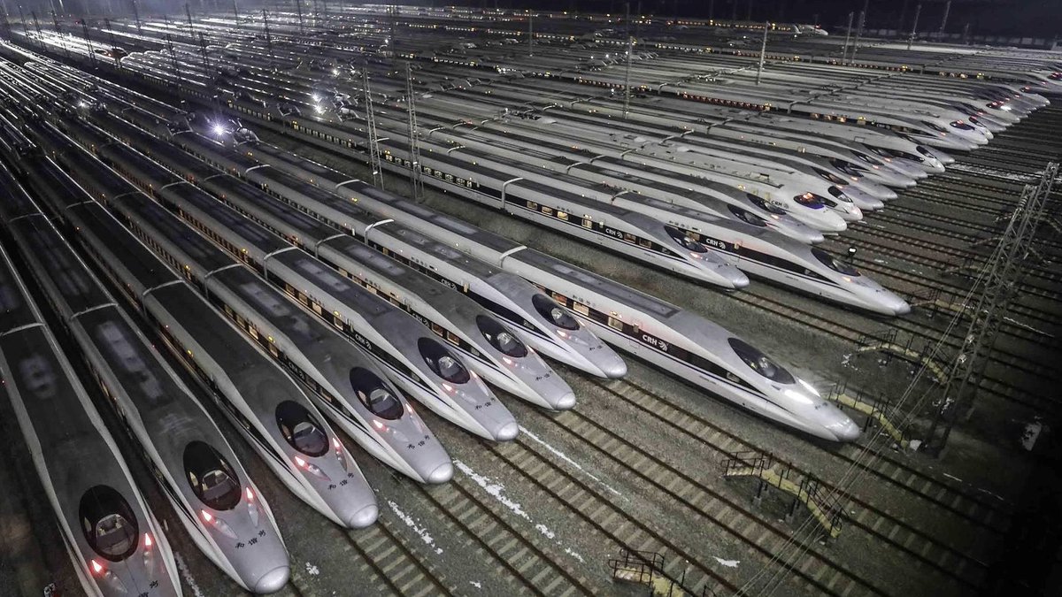 ShadowmonkeyXx's tweet photo. In a high speed train way back home. A mother teaches kid homework but loudly in front seat, which makes me a bit upset honestly. It seems the whole China, from kids to adults, are all fall into a big anxiety that everyone scares of stop and behind others. So kind yet so cruel. https://t.co/d4pbw3e0UA