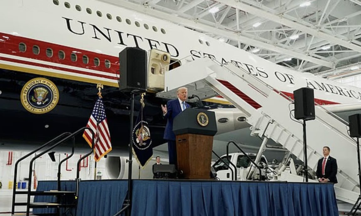 CerfiaFR's tweet photo. 🇺🇸✈️ FLASH | Donald Trump a dévoilé son nouvel Air Force One, un Boeing 747-8 offert par le Qatar et transformé pour un coût estimé à près de 400 millions de dollars.

Boiseries, fauteuils en cuir, touches dorées, salles de réunion et écrans géants : le président américain l'a présenté comme « l’avion le plus luxueux du monde ».