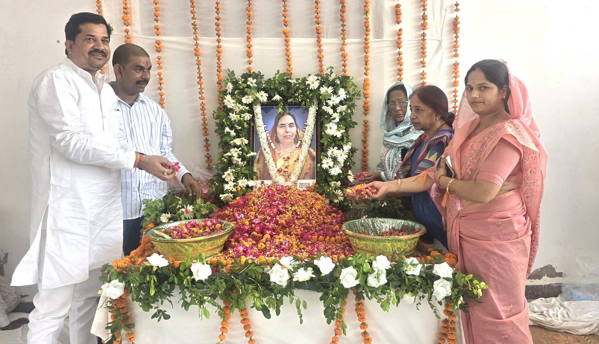YadavRaval's tweet photo. आज भोगांव में दैनिक जागरण पत्रकार श्री हिमांशु यादव जी की स्वर्गीय माता जी की दिव्यात्मा की शांति के लिए आयोजित प्रार्थना सभा में साथियों के साथ भावपूर्ण श्रद्धांजलि अर्पित करते हुए।
@samajwadiparty 
@yadavakhilesh
@dimpleyadav 
@proframgopalya1 
@shivpalsinghyad 
@RamkaranNirmal https://t.co/UAwZeuddbQ