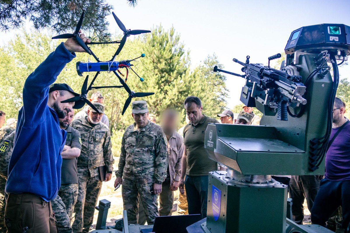 CinC_AFU's tweet photo. Масове застосування російськими військами ударних БпЛА та FPV-дронів змушує шукати ефективні технологічні рішення, здатні підвищити живучість наших підрозділів на полі бою.
З цією метою відвідав  показ експериментальних засобів боротьби з дронами.
https://t.co/FVf5Bbome6 https://t.co/zlN9bdbnWV